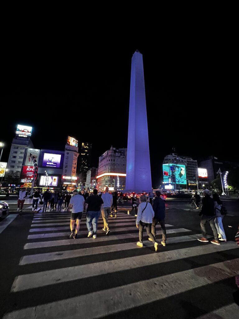 Buenos Aires, Argentine - Obélisque pendant la nuit (by alpacatravel.fr, Tiffany SANIEL)