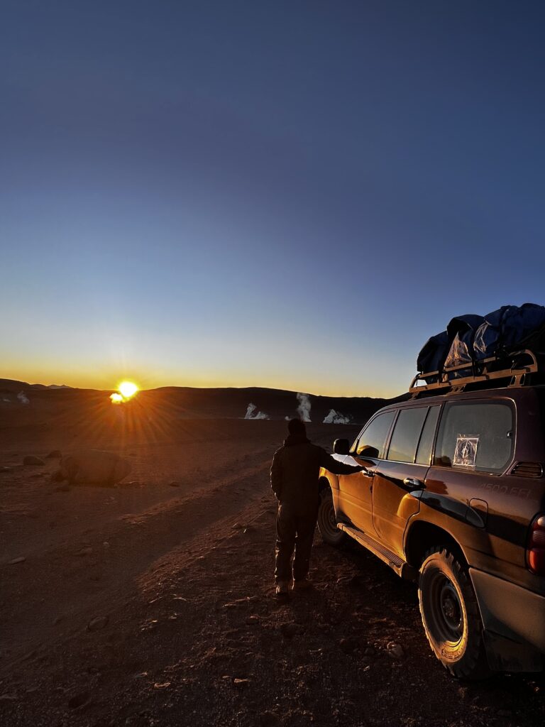 Contact - Lever de soleil dans le Sud Lipez, Salar de Uyuni, Bolivie - photo by Tiffany SANIEL, alpacatravel